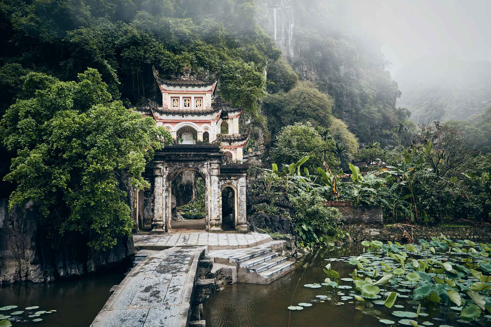 old-temple-in-the-middle-of-vietnamese-nature-Y2NZMJ3.jpg
